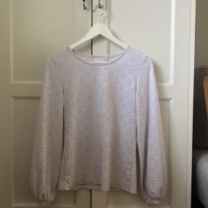 Blus - Vit långärmad blus med ”ballongarmar”. Superfin men kommer inte till användning. 