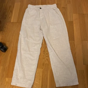 Linnebyxor säljs - Ett par linnebyxor från hm är i storlek 152 men de passar 158 bättre. Väldigt bra skick nästan aldrig använda 