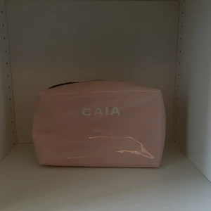 Caia sminkväskan  - Säljer denna sminkväskan, kedjan är sönder och den är smutsig på insidan men går o få bort med sminkbortagning💞(pris kan diskuteras