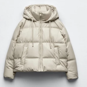 Zara Jacka -  Zara jacka som inte används längre! Lite sliten på mudden samt en liten reva på jackan men knappt något som syns, därav priset💗