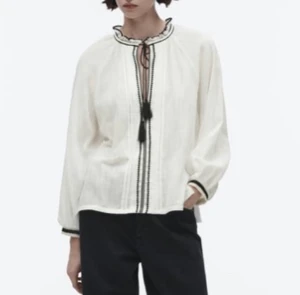 Bohemisk zara topp - Topp/blus från zara som aldrig är använd. Slutsåld hos zara. Kontakta för frågor eller bilder