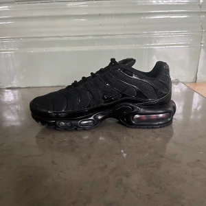 Nike Air Max plus - Säljer ett par nästan nya Nike Air Max Plus, endast använda ett par gånger. Jättebra skick, priset kan även diskuteras. Ny pris 2,299 