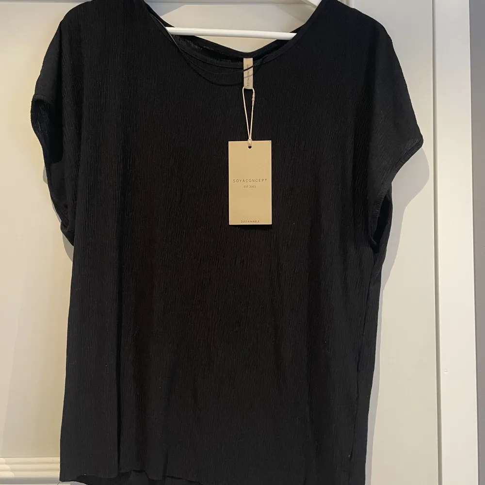 En ny och helt oanvänd svart t-shirt från soyaconcept i storleken M. Köptes för 199 kr och säljer för 80 kr + frakt.  Tröjan köptes på Zalando. . T-shirts.