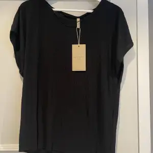 En ny och helt oanvänd svart t-shirt från soyaconcept i storleken M. Köptes för 199 kr och säljer för 80 kr + frakt.  Tröjan köptes på Zalando. 