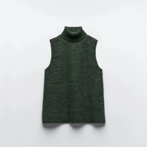 Stickad polo - Jätte söt stickad polo från zara, köpt för några år sen så finns inte kvar i butik, skriv för fler frågor ✨