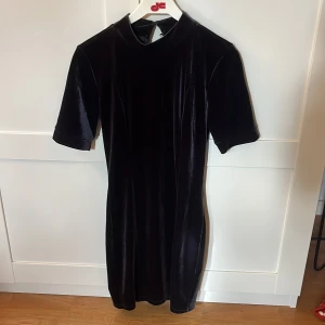 Klänning - Jättefin sammet klänning med öppen rygg 