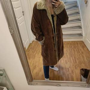 Varm vinterkappa i äkta skinn från second hand. Köptes för 800kronor men aldrig använts. Märket Jofama. Oversize och lång, är 164cm. Har bröstfickor med blixtlås, reservknappar och i felfritt skick. 