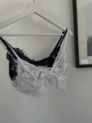 Spets bh-ar NA-KD  - Säljer dessa helt oanvända spets topparna från nakd då de inte kommer till användning. Super fina!! 100kr för båda