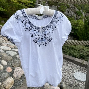 Blus  - Säljer min blus från hm pågrund av ingen användning. Storlek xs💙