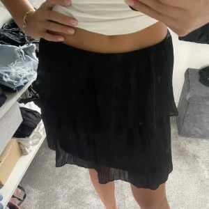 Volang kjol - Svart volangkjol från chiara forthi Milano 