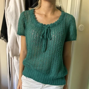 Stickad topp - Säljer denna jättemysiga stickade toppen i en nästan skogsgrön färg. Storlek står ej men passar S/M❤️
