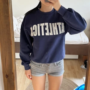 Sweatshirt  - En blå tröja med tryck från Gina tricot💕passar jätte bra som xs men skulle nog även passa s
