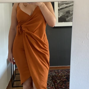 Klänning H&M - Jätte gullig klänning från H&M som tyvärr inte passar mig längre :( Man kan anpassa längden på strapsen och knyta klänningen vid sidan som man vill! 