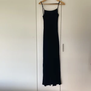 Långklänning i svartglitter🤩✨⭐️🪩 - Så fin långklänning med öppen rygg😭 glittrig och svart🙏