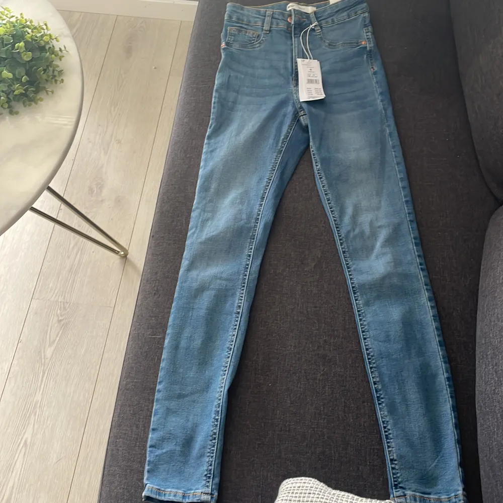 Molly jeans , lite för stora för mig. Andvända en gång när jag skulle testa dem , dem är i bra skick , inga fläckar och inte trasiga någon stans ❤️budet ligger på 50 kr , dem som budar högst vinner , bestämmer vinnare på onstag . Jeans & Byxor.