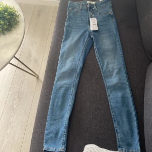 Molly jeans storlek S  - Molly jeans , lite för stora för mig. Andvända en gång när jag skulle testa dem , dem är i bra skick , inga fläckar och inte trasiga någon stans ❤️budet ligger på 50 kr , dem som budar högst vinner , bestämmer vinnare på onstag 