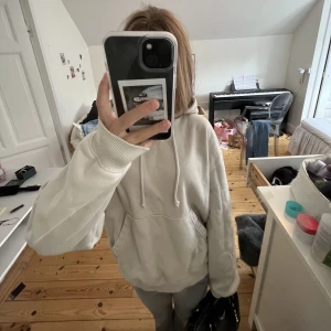 Hoddie - Beige hoddie från weekday. Bra skick, nästan aldrig använ