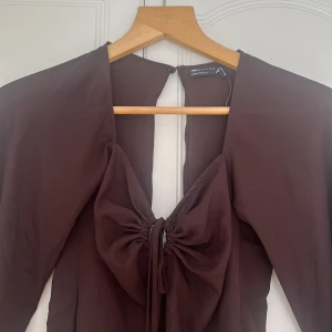 Blus Asos - Brun blus från asos med öppen rygg. Oanvänd