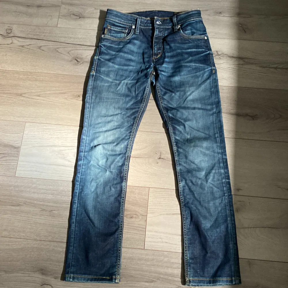 Säljer ett par gamla Jack & Jones jeans i modellen Clark regular fit  Kontakta om ni är intresserade m.m. Jeans & Byxor.