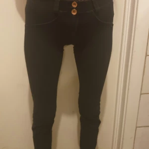 Freddy byxor  - 2 freddy byxor svarta, storlek xs, knappt använda typ 2-3 gånger fick av en bekant som knappt använt heller. Priset är i styck.