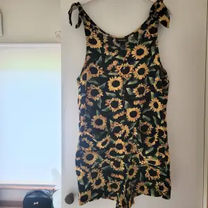 Söt Jumpsuit med solrosmönster. Monki stl.S