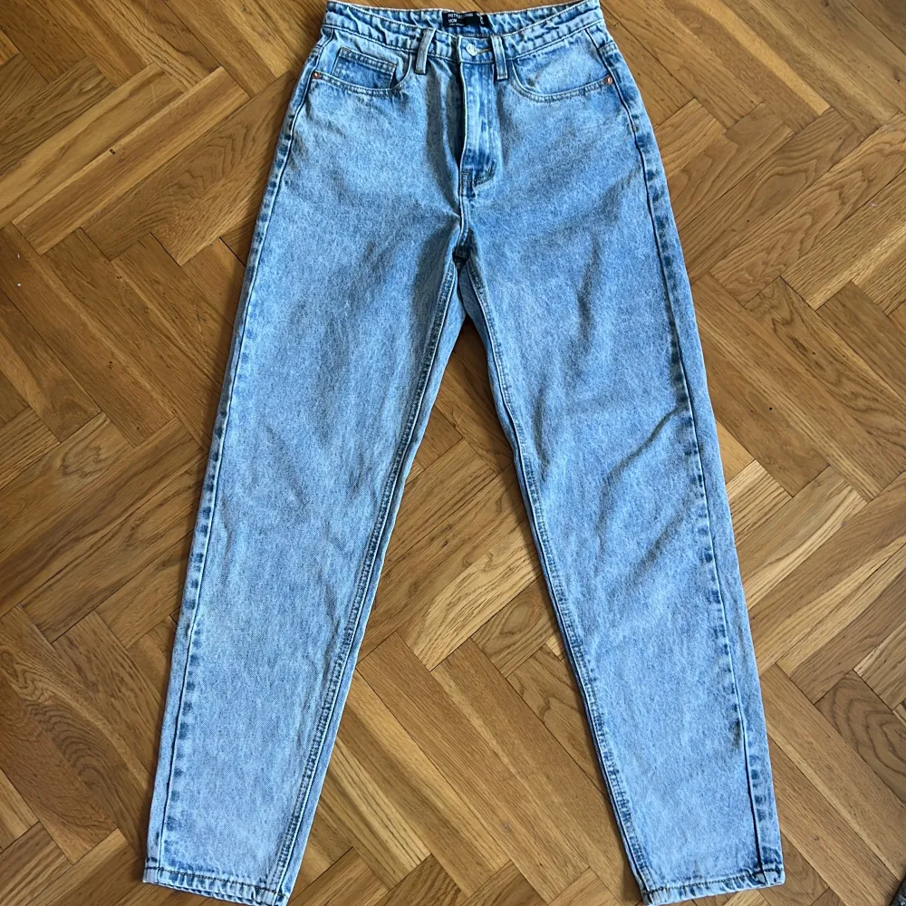 Helt nya oanvända jeans från Pretty Little Thing strl 34. Jeans & Byxor.