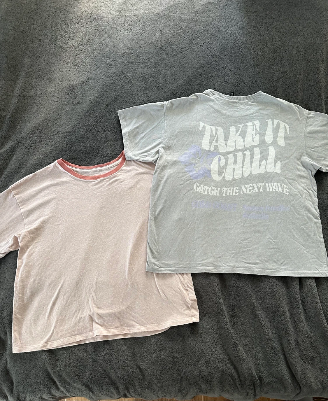 4 t-shirts. 3 x H&M 1 rosa American Eagle - 90