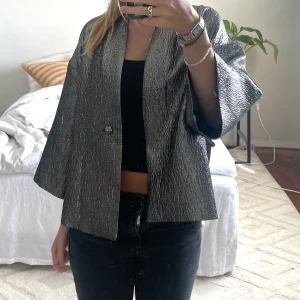 Jacka/kofta - Jättefin trekvartsärmad jacka/kofta! Det är lossnat några stygn från knappen (går fortfarande att knäppa) annars är den i jättefint skick!💗