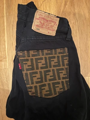 Levis 501 med Fendi ficka - Vintage Levis 501 med fendimönster på ena fickan! Supercoola😍innerbenslängd 75cm