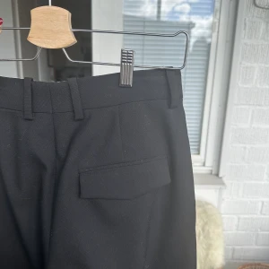 Arket ull byxor - Superfina byxor med lös passform. Byxorna är av 100% ull. Innertyget (visas på bilden)  är lite missfärgat men inget som syns när man har på dig dom. 