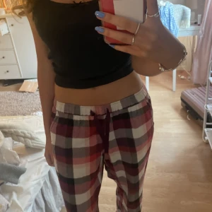 Rutiga pyjamasbyxor - Säljer denna sköna o snygga pyjamasbyxor. Går att ha både som Lågmidjade och mid waist eller högmidjat. Jag är 170 och de passar i längden oavsett hur högt upp jag har dom. Använd gärna köp nu:) skriv vid frågor 
