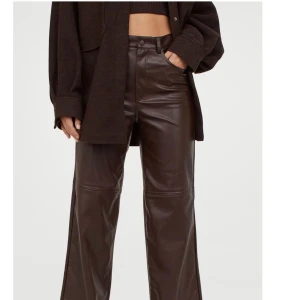 H&M bruna läderbyxor - Supersnygga bruna läderbyxor från H&M i stl 36