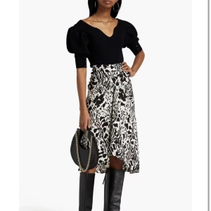 BA&SH kjol  - BA&SH, Opera printed Asymmetrical Skirt. Stl 1 (36). Aldrig använd, alltså inget att anmärka på. 100% polyester. Nypris: €174 (2065kr) Pris: 800kr 