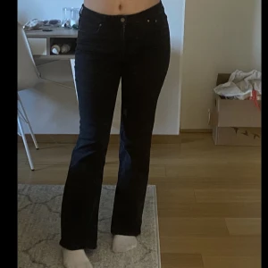 Svarta bootcut jeans - Säljer mina svarta highwaist bootcut jeans då jag känner att dem är lite för korta för mig, dem sitter som lågmidjat på mig. (jag är 172cm lång) jeansen är i storlek 40. 100kr. 🖤