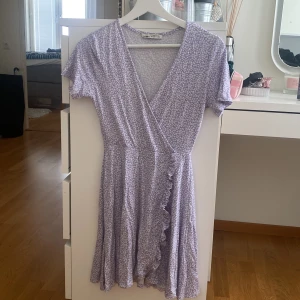 klänning - Supergullig klänning från Pull and bear! Storlek S och helt i nyskick, pris kan diskuteras 🩷