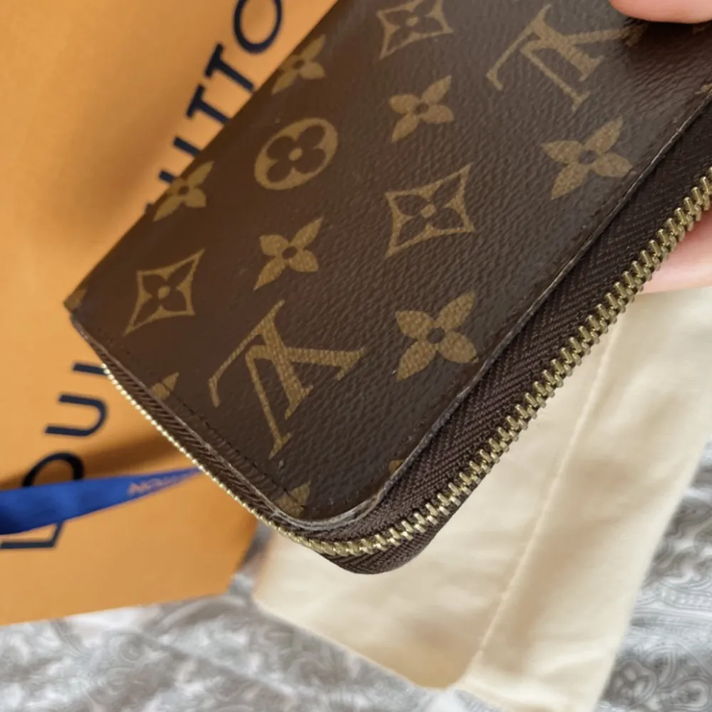 Jättefin och praktisk plånbok från Louis Vuitton med dustbag och kvitto . Accessoarer.