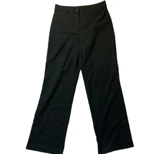 Svarta kostymbyxor från Monki!🤝 - Snygg passform!💋