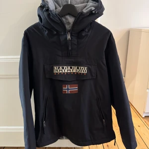 Jacka NAPAPIRJI - Höst/Vinterjacka från Napapirji. Använd ett fåtal gånger.