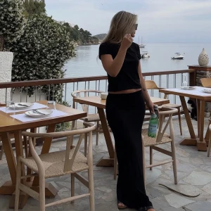 Svart långkjol - Jätte fin svart långkjol som tyvärr inte kommer till använding. Köpt för någon vecka sedan och endast använd en gång😁