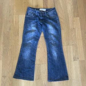 Lågmidjade jeans  - Lådmidjade bootcut jeans. Storlek M i midjan men med kortare ben.