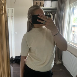 Stickad kortärmad tröja  - Säljer min fina stickade kortärmade tröja från hm, perfekt till sensommar/höst. Bara andvänd ett fåtal gånger. Kom privat för fler bilder ❤️❤️