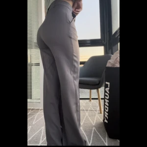 Kostymbyxor i nyskick - Dessa är helt oanvända och skitsnygga. Högmidjade kostymbyxor från madlady. Nypris är kring 600 kr.