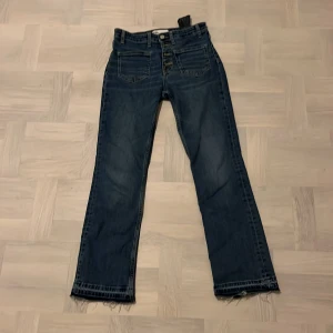 Mörkblåa föste bootcut jeans från zara med två fickor framme  - Mörkblåa jeans med två fickor framtill och uppsprättade nedtill då det ingår i modellen de är modellists och är nästan helt o anvönda