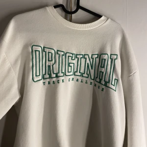 Sweatshirt  - Super fin sweatshirt från Gina tricot, använd fåtal gånger🤍💚
