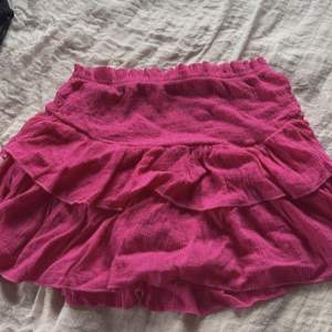 Jättefin rosa sommarkjol med inbyggda shorts, köpt på vinted! Perfekt till sommaren eller till hösten med tjocktröja! Fint skick💓