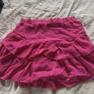 Rosa kjol - Jättefin rosa sommarkjol med inbyggda shorts, köpt på vinted! Perfekt till sommaren eller till hösten med tjocktröja! Fint skick💓