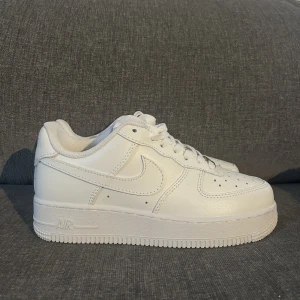 Nike Air Force - Säljer ett par helt nya och oanvända Nike Air Force som jag fått i present men som inte passade. Storlek 37.5. Ord pris 1299kr jag säljer för 550kr.