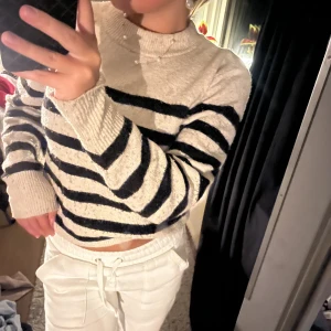 Stickad tröja - Svart vit randig stickad tröja ifrån hm🥰