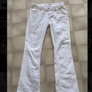 Vita lågmidjade bootcut jeans från miss sixty🤍 Jättefina i nyskick!!