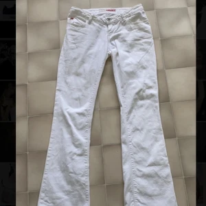 Vita bootcut jeans - Vita lågmidjade bootcut jeans från miss sixty🤍 Jättefina i nyskick!!